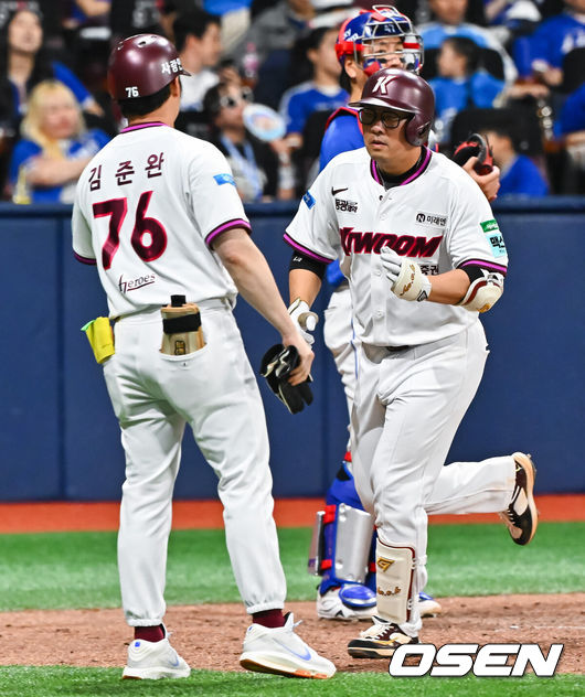 [OSEN=고척, 박준형 기자] 25일 오후 서울 고척스카이돔에서 2026 신한 SOL KBO리그 키움 히어로즈와 삼성 라이온즈의 경기가 진행됐다.이날 키움은 하영민을, 삼성은 원태인을 선발투수로 내세웠다.8회말 1사 키움 안치홍이 솔로홈런을 날리고 동료들의 축하를 받고 있다.    2026.04.25 / soul1014@osen.co.kr