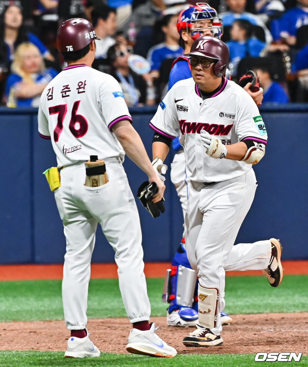 25일 오후 서울 고척스카이돔에서 2026 신한 SOL KBO리그 키움 히어로즈와 삼성 라이온즈의 경기가 진행됐다.이날 키움은 하영민을, 삼성은 원태인을 선발투수로 내세웠다.8회말 1사 키움 안치홍이 솔로홈런을 날리고 동료들의 축하를 받고 있다.    2026.04.25 / soul1014@osen.co.kr