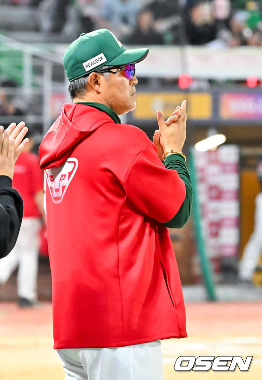 [OSEN=인천, 민경훈 기자] 25일 오후 인천 SSG랜더스필드에서 ‘2026 신한 SOL Bank KBO리그' SSG 랜더스와 KT 위즈의 경기가 진행됐다. 경기를 마치고 SSG 이숭용 감독이 박수를 보내고 있다. 2026.04.25 / rumi@osen.co.kr