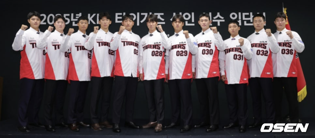 KIA 타이거즈의 2025년 신인 입단식. 29번 유니폼이 나연우. / KIA 타이거즈 제공