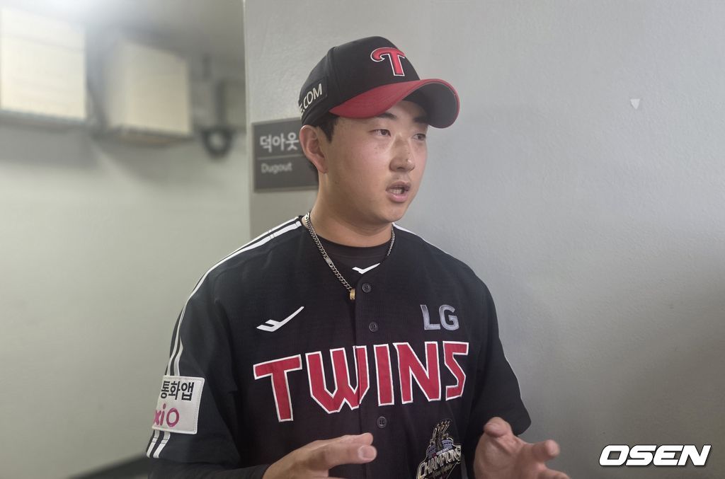 프로야구 LG 트윈스 투수 김진수가 25일 잠실구장에서 열린 두산 베어스와 경기에서 2이닝 1피안타 2탈삼진 무실점으로 프로 데뷔 6년 만에 감격의 첫 승을 기록했다. 김진수가 경기 후 데뷔 첫 승 소감을 말하고 있다./orange@osen.co.kr 