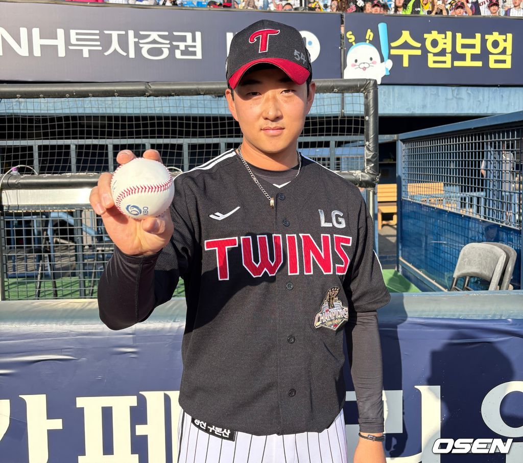 프로야구 LG 트윈스 투수 김진수가 25일 잠실구장에서 프로 데뷔 6년 만에 감격의 첫 승을 기록하고 승리 기념구를 들고 있다. / LG 트윈스 제공