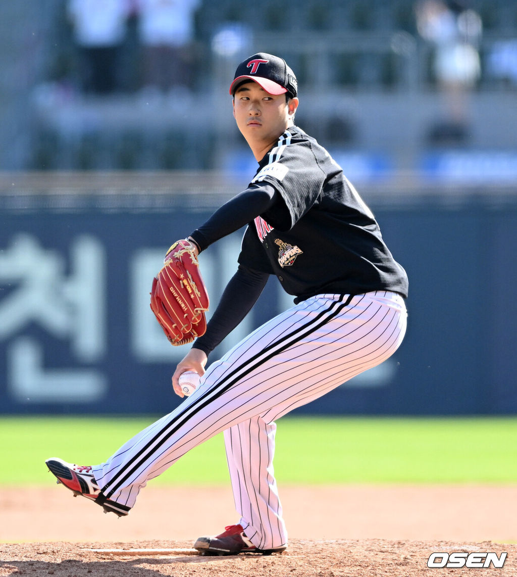25일 서울 잠실야구장에서 2026 신한 SOL KBO리그 두산 베어스와 LG 트윈스의 경기가 열렸다.이날 두산은 최민석, LG는 톨허스트를 선발로 내세웠다.7회말 무사에서 LG 김진수가 역투하고 있다. 2026.04.25 /sunday@osen.co.kr