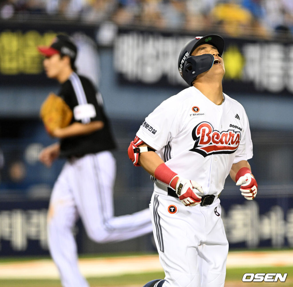 24일 서울 잠실야구장에서 2026 신한 SOL KBO리그 두산 베어스와 LG 트윈스의 경기가 열렸다.이날 두산은 최승용, LG는 임찬규를 선발로 내세웠다.5회말 무사 1,3루에서 두산 손아섭이 희생플라이를 치고 아쉬워하고 있다. 2026.04.24 /sunday@osen.co.krㅊ