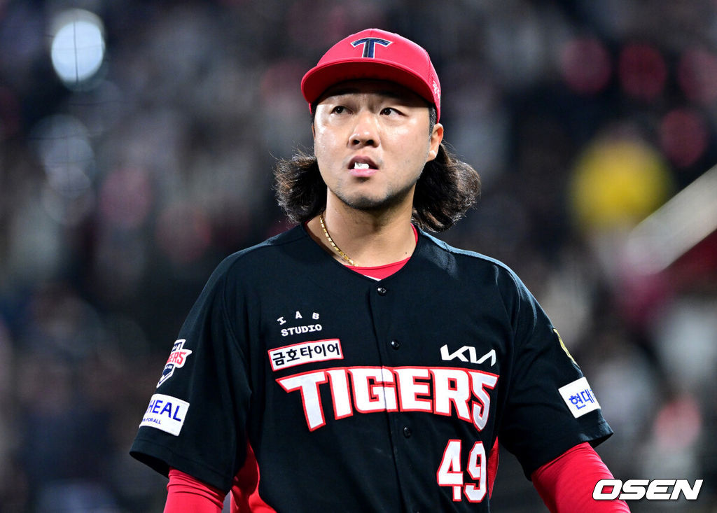 21일 수원 KT위즈파크에서 ‘2026 신한 SOL KBO리그’ KT 위즈와 KIA 타이거즈의 경기가 열렸다.홈팀 KT는 오원석, 방문팀 KIA는 김태형을 선발로 내세웠다. 7회말 KT 공격을 무실점으로 막아낸 KIA 투수 김범수가 더그아웃으로 향하고 있다. 2026.04.21 / dreamer@osen.co.kr