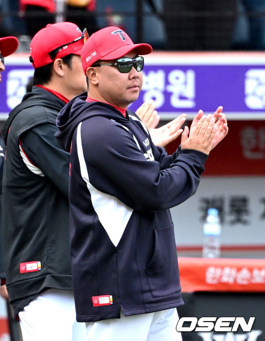 [OSEN=대전, 최규한 기자] 12일 대전 한화생명볼파크에서 ‘2026 신한 SOL KBO리그’ 한화 이글스와 KIA 타이거즈의 경기가 열렸다.이날 경기는 방문팀 KIA가 9-3으로 승리하며 3연전 싹쓸이, 4연승을 질주했다. 경기를 마치고 승리한 KIA 이범호 감독이 선수들을 맞이하며 박수를 보내고 있다. 2026.04.12 / dreamer@osen.co.kr