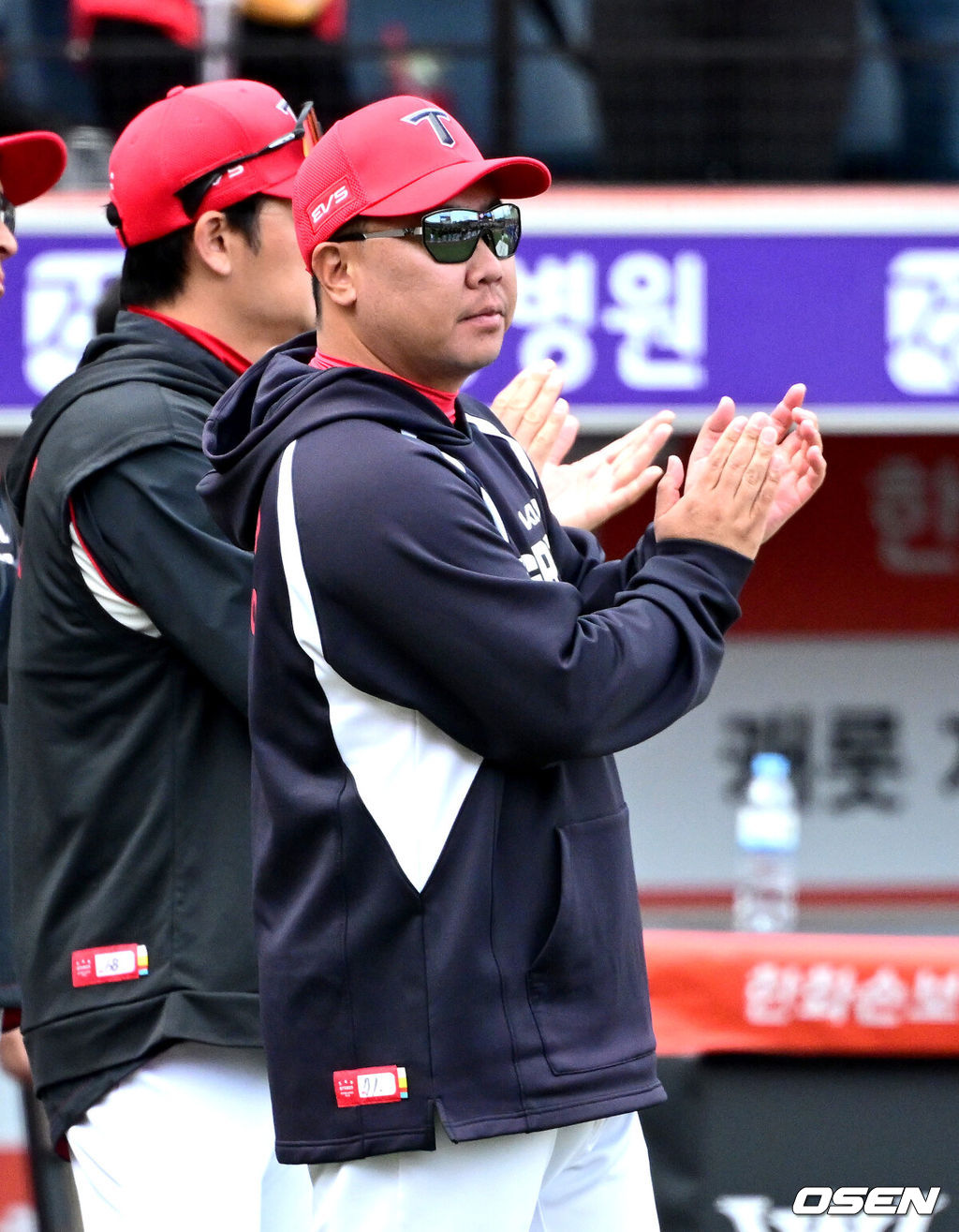 12일 대전 한화생명볼파크에서 ‘2026 신한 SOL KBO리그’ 한화 이글스와 KIA 타이거즈의 경기가 열렸다.이날 경기는 방문팀 KIA가 9-3으로 승리하며 3연전 싹쓸이, 4연승을 질주했다. 경기를 마치고 승리한 KIA 이범호 감독이 선수들을 맞이하며 박수를 보내고 있다. 2026.04.12 / dreamer@osen.co.kr