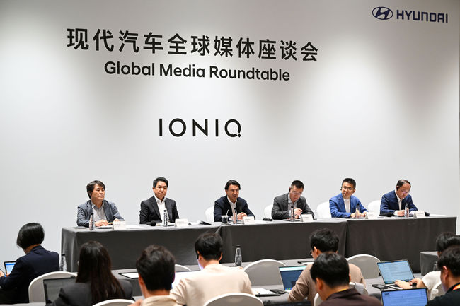 왼쪽부터 중국 CTO 허재호 전무, 현대제네시스 글로벌디자인담당 이상엽 부사장, 현대자동차 호세 무뇨스 사장, 베이징현대 우저우타오 동사장, 베이징현대 리펑강 총경리