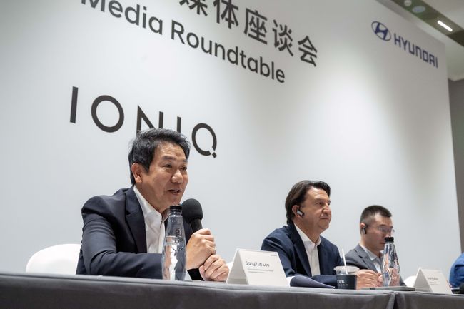 왼쪽부터 현대제네시스 글로벌디자인담당 이상엽 부사장, 현대자동차 호세 무뇨스 사장, 베이징현대 우저우타오 동사장