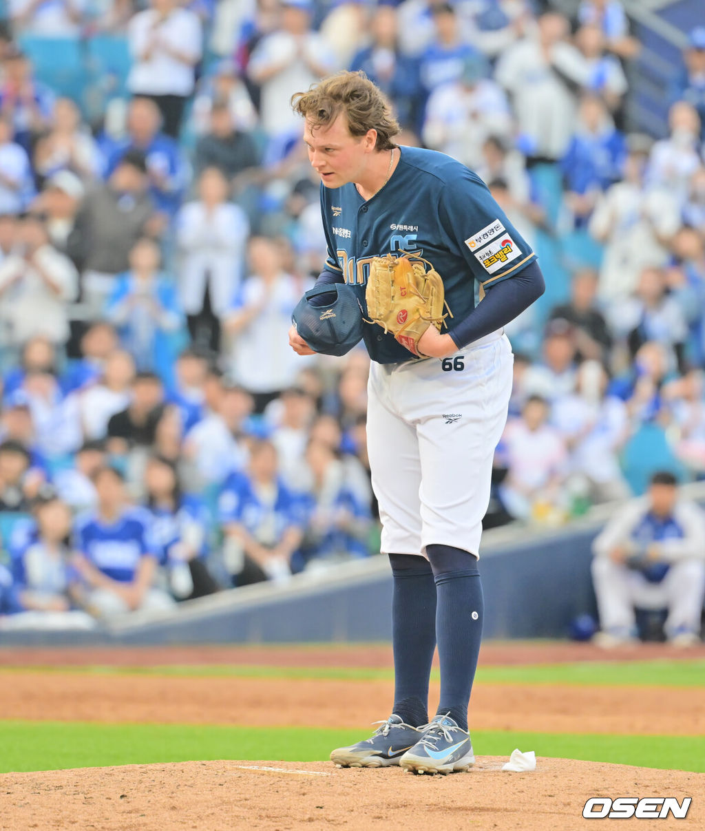 11일 대구삼성라이온즈파크에서 2026 신한 SOL KBO 리그 삼성 라이온즈와 NC 다이노스의 경기가 열렸다. 홈팀 삼성은 오러클린이, 방문팀 NC는 테일러가 선발 출전했다. NC 다이노스 테일러가 2회말 1사 만루 삼성 라이온즈 박승규에게 몸에 맞는 볼을 던지고 사과 인사를 하고 있다. 2026.04.11 / foto0307@osen.co.kr