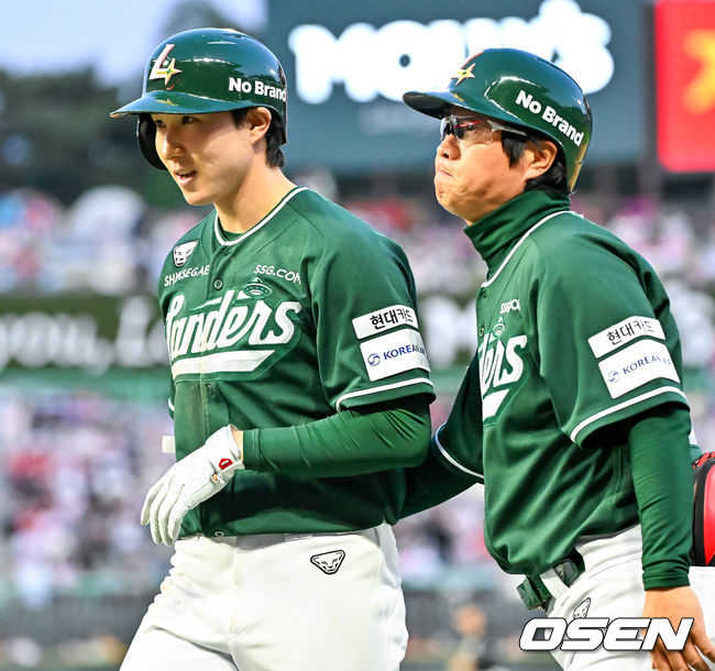 [OSEN=인천, 민경훈 기자] 25일 오후 인천 SSG랜더스필드에서 ‘2026 신한 SOL Bank KBO리그' SSG 랜더스와 KT 위즈의 경기가 진행됐다. 7회말 2사 SSG 박성한이 유격수 앞 땅볼로 물러나며 윤재국 코치에게 격려를 받고 있다. 2026.04.25 / rumi@osen.co.kr
