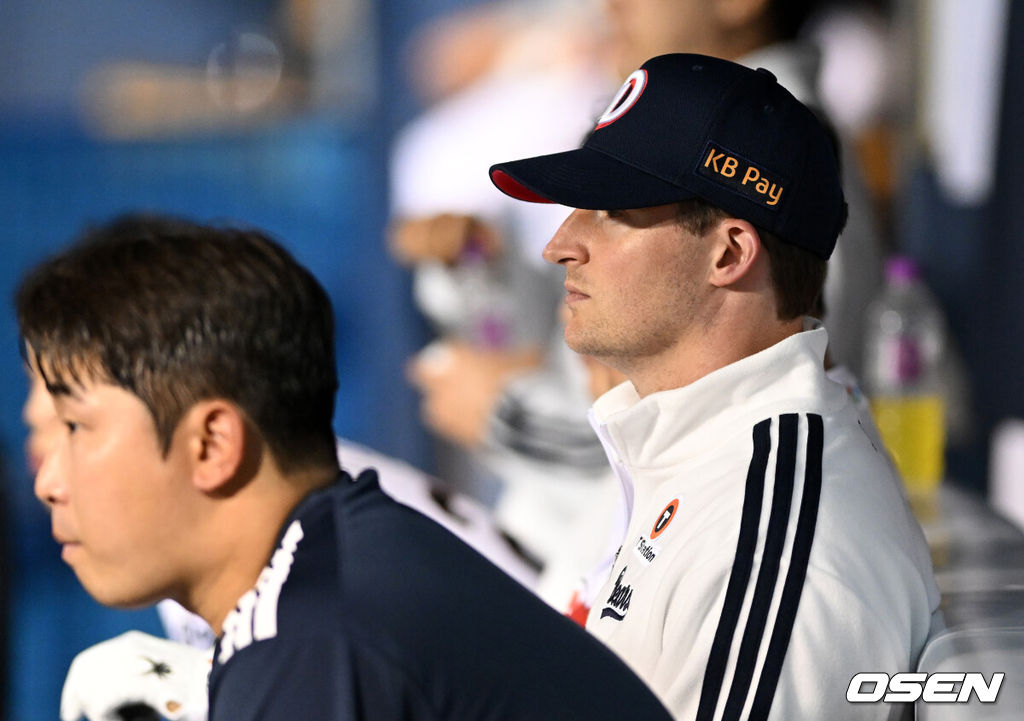 24일 서울 잠실야구장에서 2026 신한 SOL KBO리그 두산 베어스와 LG 트윈스의 경기가 열렸다.이날 두산은 최승용, LG는 임찬규를 선발로 내세웠다.8회초 두산 벤자민이 더그아웃에서 경기를 바라보고 있다. 2026.04.24 /sunday@osen.co.kr