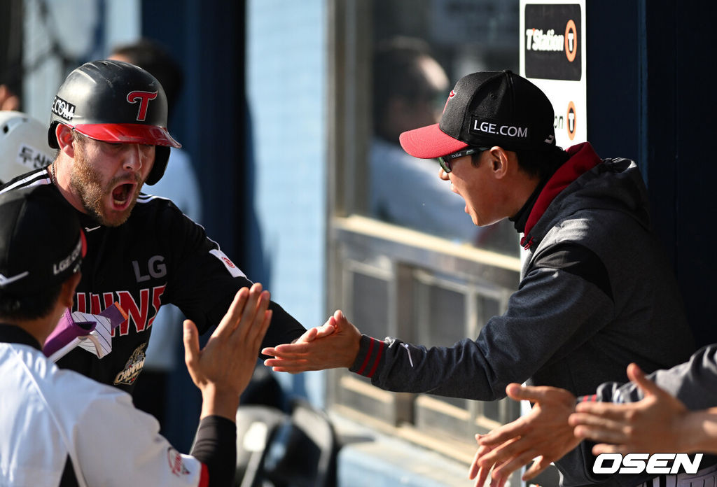 25일 서울 잠실야구장에서 2026 신한 SOL KBO리그 두산 베어스와 LG 트윈스의 경기가 열렸다.이날 두산은 최민석, LG는 톨허스트를 선발로 내세웠다.9회초 1사 만루에서 LG 염경엽 감독이 오지환의 희생플라이때 홈을 밟은 오스틴과 환호하고 환호하고 있다. 2026.04.25 /sunday@osen.co.kr