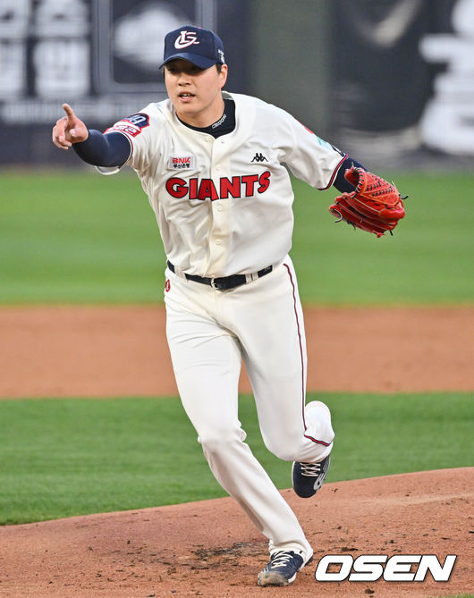 [OSEN=부산, 이석우 기자] 8일 부산 사직구장에서 ‘2022 신한은행 SOL KBO리그’ 롯데 자이언츠와 두산 베어스의 경기가 열렸다. 롯데 자이언츠 이승헌이 1회초 두산 베어스 강진성 타석때 폭투를 던지고 콜을 하고 있다. 2022.04.08 / foto0307@osen.co.kr