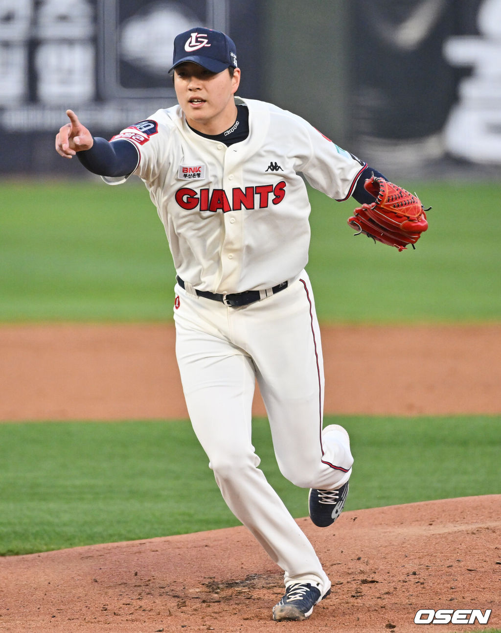 8일 부산 사직구장에서 ‘2022 신한은행 SOL KBO리그’ 롯데 자이언츠와 두산 베어스의 경기가 열렸다. 롯데 자이언츠 이승헌이 1회초 두산 베어스 강진성 타석때 폭투를 던지고 콜을 하고 있다. 2022.04.08 / foto0307@osen.co.kr