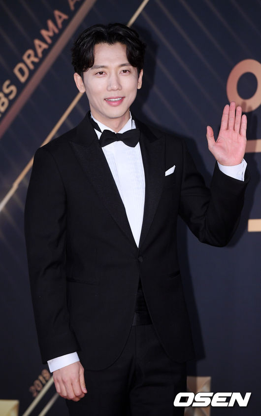 [OSEN=민경훈 기자] 31일 오후 서울 영등포구 여의도 KBS 신관홀 로비에서 진행된 '2019 KBS 연기대상' 포토월 행사 진행됐다.기태영이 포토월로 입장하며 포즈를 취하고 있다./ rumi@osen.co.kr