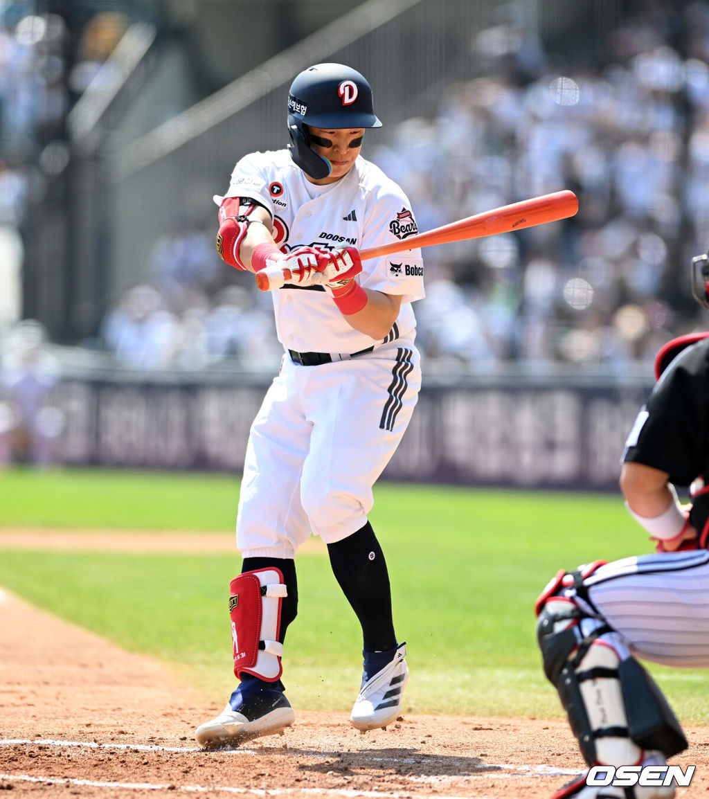 25일 서울 잠실야구장에서 2026 신한 SOL KBO리그 두산 베어스와 LG 트윈스의 경기가 열렸다.이날 두산은 최민석, LG는 톨허스트를 선발로 내세웠다.1회말 무사에서 두산 손아섭이 볼넷을 얻어내고 있다. 2026.04.25 /sunday@osen.co.kr