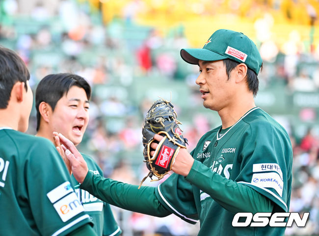 [OSEN=인천, 민경훈 기자] 25일 오후 인천 SSG랜더스필드에서 ‘2026 신한 SOL Bank KBO리그' SSG 랜더스와 KT 위즈의 경기가 진행됐다. 2회초를 마친 SSG 선발 타케다가 덕아웃에서 하이파이브를 하고 있다. 2026.04.25 / rumi@osen.co.kr