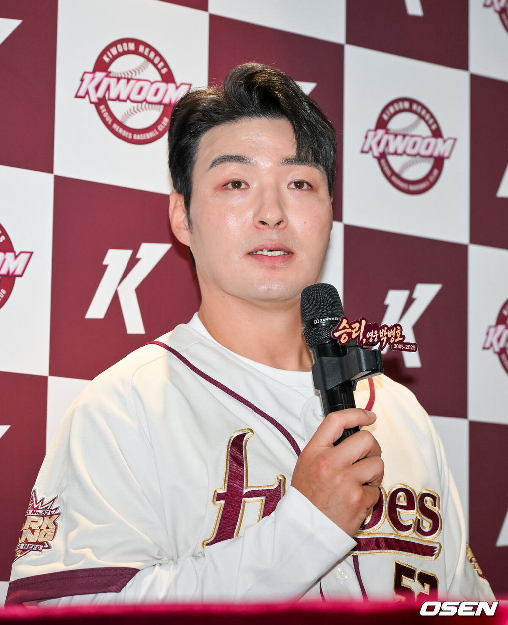 26일 오후 서울 고척스카이돔에서 2026 신한 SOL KBO리그 키움 히어로즈와 삼성 라이온즈의 경기가 열렸다.이날 키움은 박준현을, 삼성은 장찬희를 선발투수로 내세운다.경기 전 박병호 코치의 선수 은퇴 기자회견이 진행되고 있다. 2026.04.26 / rumi@osen.co.kr