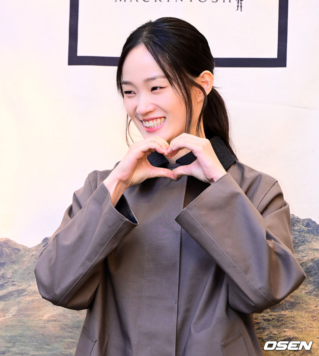 하이엔드 캐시미어 브랜드 ‘배리(BARRIE)’가 10일 서울 성수 플라츠2에서 ‘매킨토시’ 컬래버레이션 캡슐 컬렉션 론칭 기념 이벤트를 열렸다.이날 있지(ITZY), 앤팀 의주, 모델 신현지, 킥플립 계훈, 민제 등이 참석했다.모델 신현지가 포즈를 취하고 있다. 2025.11.10 /jpnews@osen.co.kr