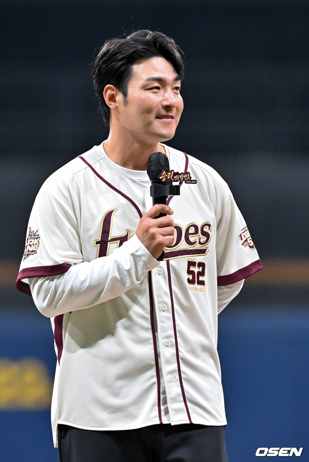 26일 오후 서울 고척스카이돔에서 2026 신한 SOL KBO리그 키움 히어로즈와 삼성 라이온즈의 경기가 열렸다.이날 키움은 박준현을, 삼성은 장찬희를 선발투수로 내세운다.경기 전 박병호 코치의 선수 은퇴식이 그라운드에서 진행되고 있다. 2026.04.26 / rumi@osen.co.kr