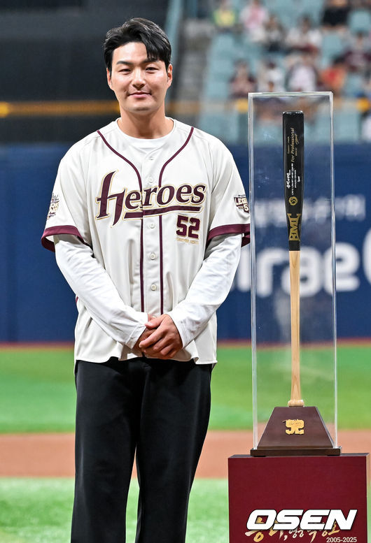 [OSEN=고척, 민경훈 기자] 26일 오후 서울 고척스카이돔에서 2026 신한 SOL KBO리그 키움 히어로즈와 삼성 라이온즈의 경기가 열렸다.이날 키움은 박준현을, 삼성은 장찬희를 선발투수로 내세운다.경기 전 박병호 코치의 선수 은퇴식이 그라운드에서 진행되고 있다. 2026.04.26 / rumi@osen.co.kr