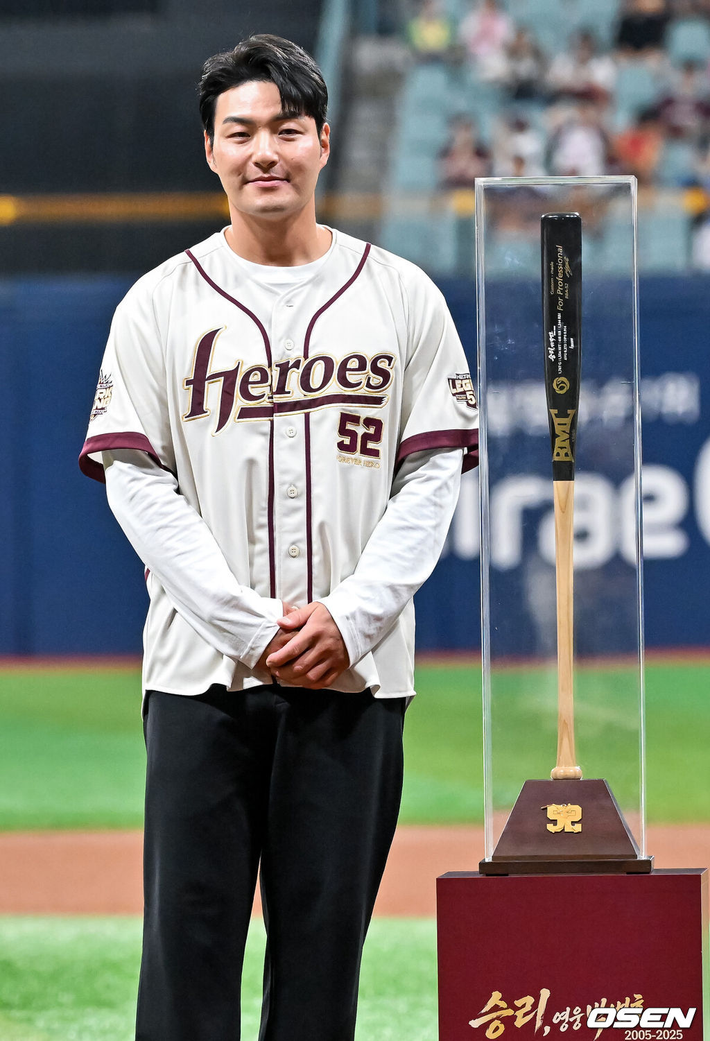 26일 오후 서울 고척스카이돔에서 2026 신한 SOL KBO리그 키움 히어로즈와 삼성 라이온즈의 경기가 열렸다.이날 키움은 박준현을, 삼성은 장찬희를 선발투수로 내세운다.경기 전 박병호 코치의 선수 은퇴식이 그라운드에서 진행되고 있다. 2026.04.26 / rumi@osen.co.kr