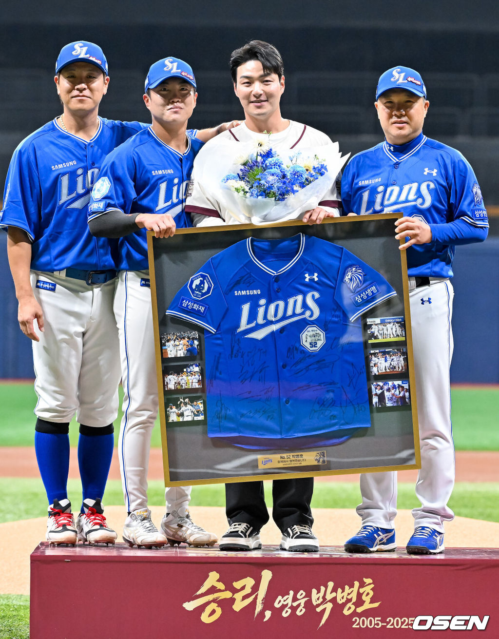 26일 오후 서울 고척스카이돔에서 2026 신한 SOL KBO리그 키움 히어로즈와 삼성 라이온즈의 경기가 열렸다.이날 키움은 박준현을, 삼성은 장찬희를 선발투수로 내세운다.경기 전 박병호 코치의 선수 은퇴식이 그라운드에서 진행되고 있다. 2026.04.26 / rumi@osen.co.kr