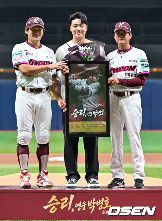 [OSEN=고척, 민경훈 기자] 26일 오후 서울 고척스카이돔에서 2026 신한 SOL KBO리그 키움 히어로즈와 삼성 라이온즈의 경기가 열렸다.이날 키움은 박준현을, 삼성은 장찬희를 선발투수로 내세운다.경기 전 박병호 코치의 선수 은퇴식이 그라운드에서 진행되고 있다. 2026.04.26 / rumi@osen.co.kr