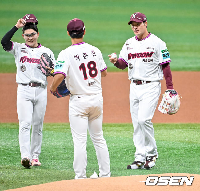 [OSEN=고척, 민경훈 기자] 26일 오후 서울 고척스카이돔에서 2026 신한 SOL KBO리그 키움 히어로즈와 삼성 라이온즈의 경기가 열렸다.이날 키움은 박준현을, 삼성은 장찬희를 선발투수로 내세운다.경기 전 박병호 코치가 4번타자 1루수로 나서며 박준현 선발 투수에게 볼을 넘기고 있다. 2026.04.26 / rumi@osen.co.kr