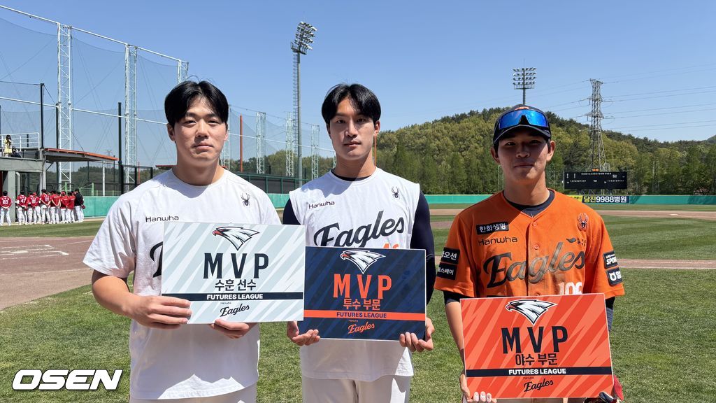 한화 이글스 이지성이 26일 서산구장에서 열린 퓨처스리그 SSG 랜더스와 경기에서 5타수 3안타 2홈런 3타점으로 활약했다. 경기 후 이지성(오른쪽 끝)은 야수 MVP를 수상했다. / 한화 이글스 제공