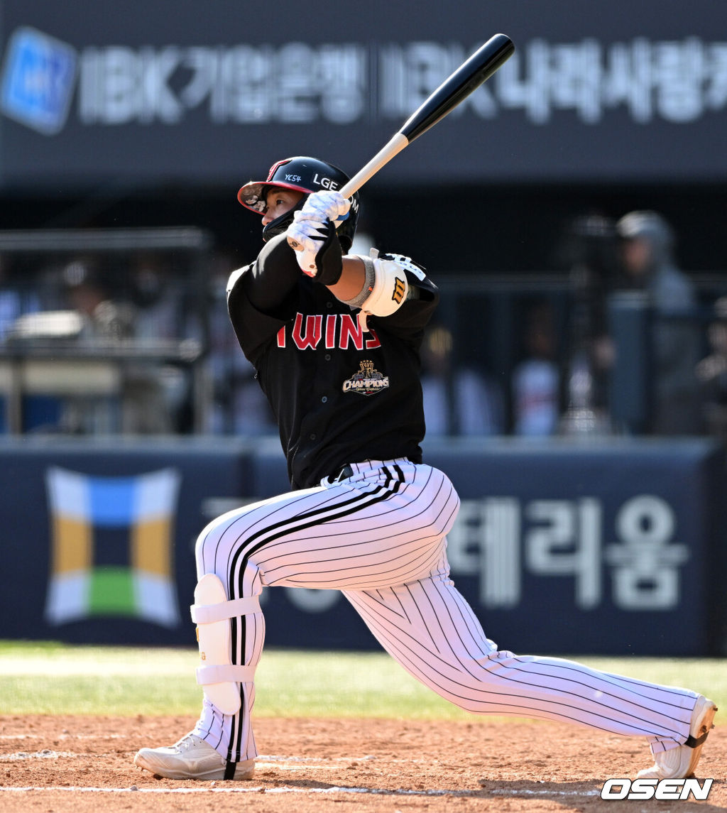 25일 서울 잠실야구장에서 2026 신한 SOL KBO리그 두산 베어스와 LG 트윈스의 경기가 열렸다.이날 두산은 최민석, LG는 톨허스트를 선발로 내세웠다.9회초 무사에서 LG 송찬의가 좌전 2루타를 치고 있다. 2026.04.25 /sunday@osen.co.kr