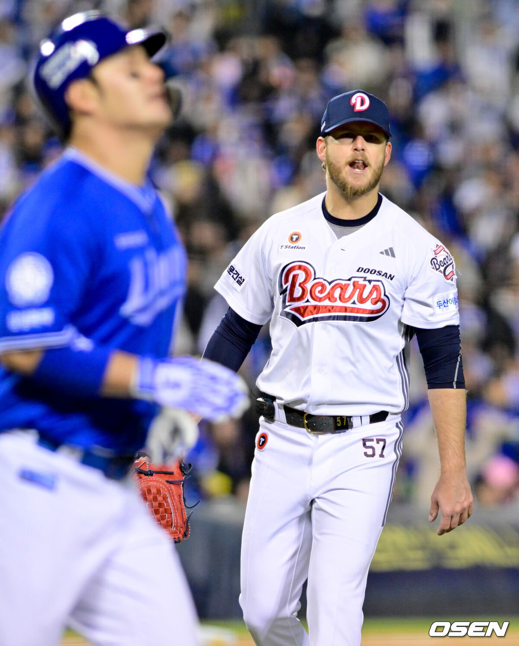 28일 서울 송파구 잠실야구장에서 2025 신한 SOL Bank KBO리그 두산 베어스와 삼성 라이온즈의 경기가 열렸다.이날 홈팀 두산은 콜어빈을, 원정팀 삼성은 후라도를 선발 투수로 내세웠다.7회초 이닝을 마친 두산 콜어빈이 삼성 박병호를 향해 소리치고 있다. 2025.03.28 /cej@osen.co.kr