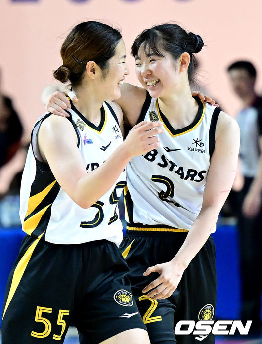 [OSEN=용인, 최규한 기자] 26일 오후 경기도 용인실내체육관에서 ‘BNK금융 2025-2026 여자프로농구’ 챔피언결정 3차전 삼성생명과 KB스타즈의 경기가 열렸다.KB는 통합우승까지 단 1승만을 남겨뒀다. 벼랑 끝에 선 삼성생명은 홈에서 반격을 노린다.3쿼터, KB 허예은과 사카이 사라가 득점에 기뻐하고 있다. 2026.04.26 / dreamer@osen.co.kr