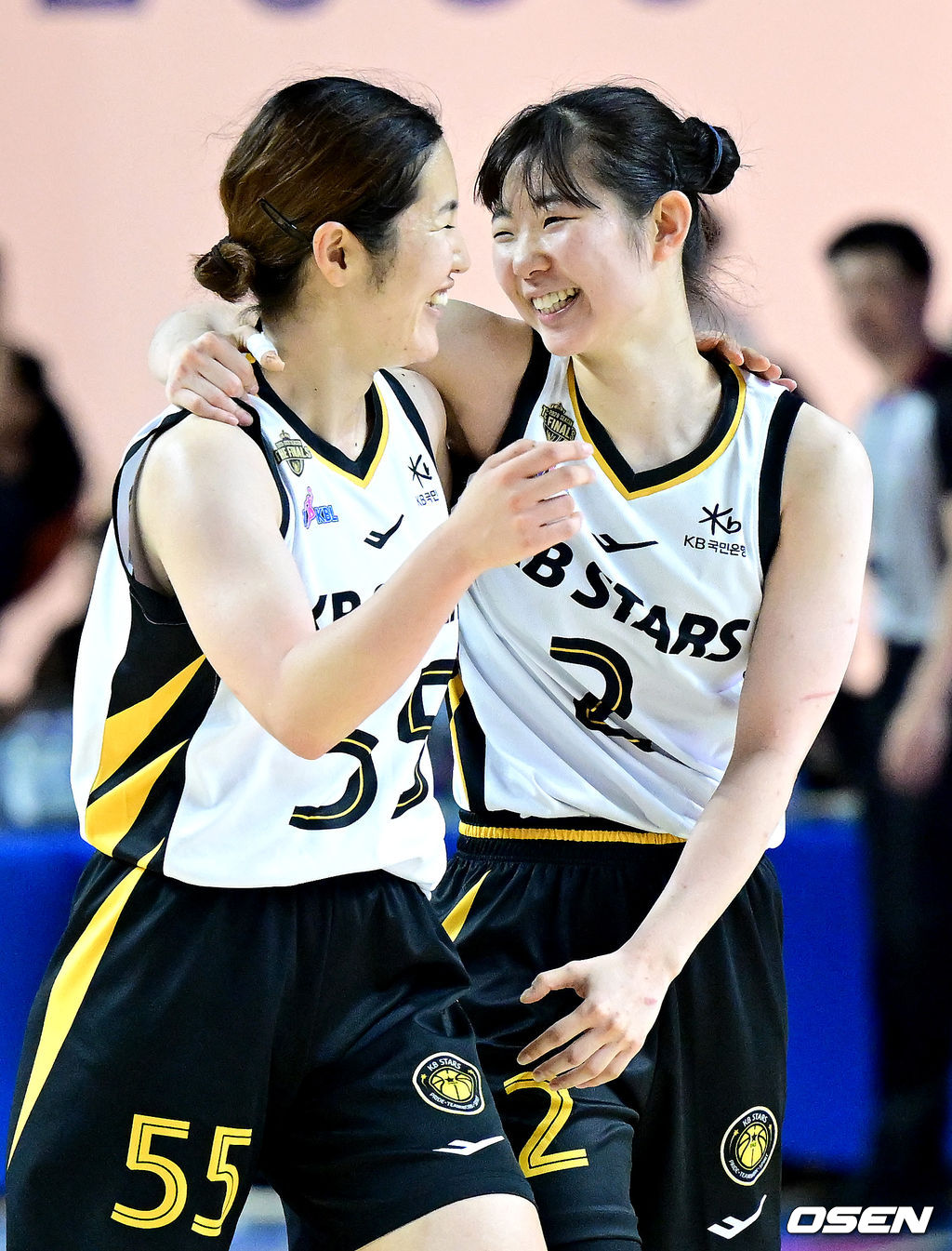 26일 오후 경기도 용인실내체육관에서 ‘BNK금융 2025-2026 여자프로농구’ 챔피언결정 3차전 삼성생명과 KB스타즈의 경기가 열렸다.KB는 통합우승까지 단 1승만을 남겨뒀다. 벼랑 끝에 선 삼성생명은 홈에서 반격을 노린다.3쿼터, KB 허예은과 사카이 사라가 득점에 기뻐하고 있다. 2026.04.26 / dreamer@osen.co.kr