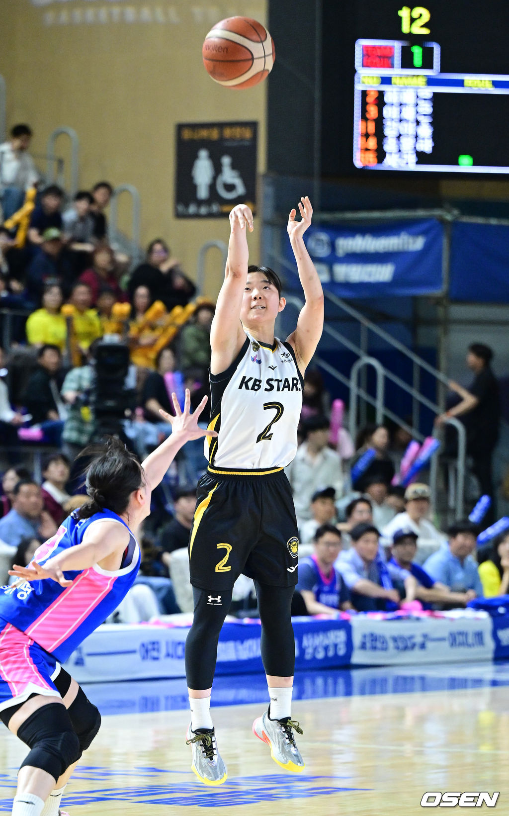26일 오후 경기도 용인실내체육관에서 ‘BNK금융 2025-2026 여자프로농구’ 챔피언결정 3차전 삼성생명과 KB스타즈의 경기가 열렸다.KB는 통합우승까지 단 1승만을 남겨뒀다. 벼랑 끝에 선 삼성생명은 홈에서 반격을 노린다.1쿼터, KB 허예은이 3점슛을 시도하고 있다. 2026.04.26 / dreamer@osen.co.kr