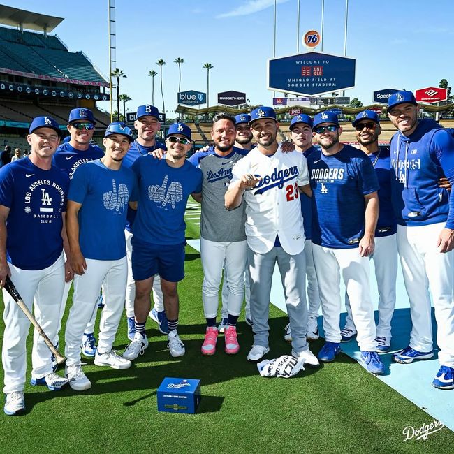LA 다저스 선수들이 시카고 컵스 마이클 콘포토에게 우승 반지를 전달하며 기념 사진을 찍고 있다. /LA 다저스 SNS