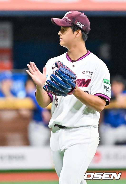 [OSEN=고척, 민경훈 기자] 26일 오후 서울 고척스카이돔에서 2026 신한 SOL KBO리그 키움 히어로즈와 삼성 라이온즈의 경기가 열렸다.이날 키움은 박준현을, 삼성은 장찬희를 선발투수로 내세운다.4회초를 마친 키움 선발 박준현이 기뻐하고 있다. 2026.04.26 / rumi@osen.co.kr