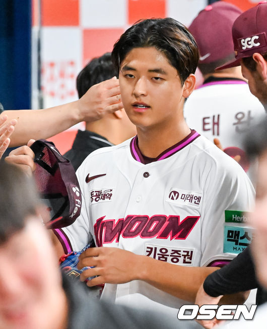 [OSEN=고척, 민경훈 기자] 26일 오후 서울 고척스카이돔에서 2026 신한 SOL KBO리그 키움 히어로즈와 삼성 라이온즈의 경기가 열렸다.이날 키움은 박준현을, 삼성은 장찬희를 선발투수로 내세운다.키움 선발 박준현이 5회초를 마친 후 덕아웃으로 들어가며 동료들과 하이파이브를 하고 있다. 2026.04.26 / rumi@osen.co.kr