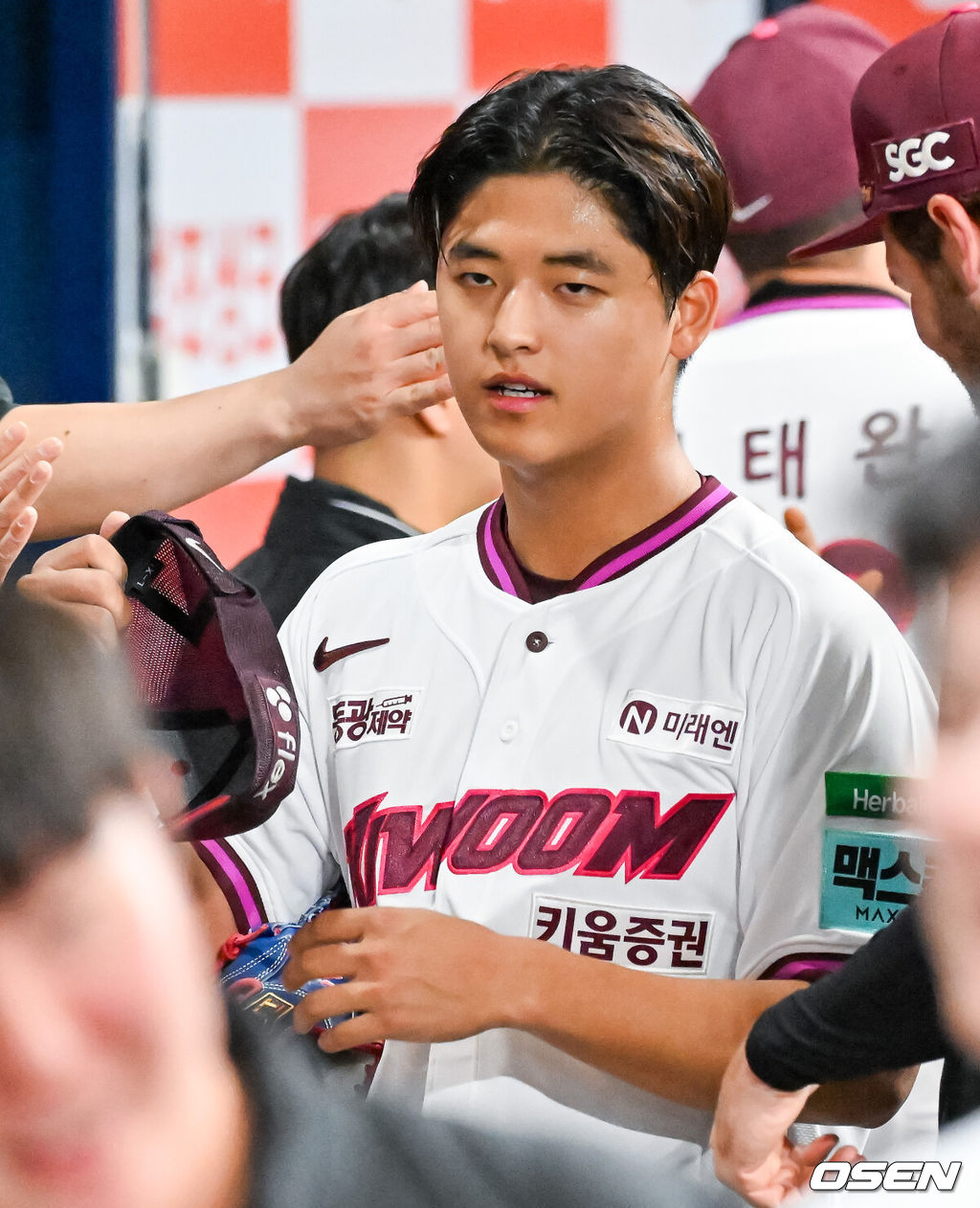 26일 오후 서울 고척스카이돔에서 2026 신한 SOL KBO리그 키움 히어로즈와 삼성 라이온즈의 경기가 열렸다.이날 키움은 박준현을, 삼성은 장찬희를 선발투수로 내세운다.키움 선발 박준현이 5회초를 마친 후 덕아웃으로 들어가며 동료들과 하이파이브를 하고 있다. 2026.04.26 / rumi@osen.co.kr