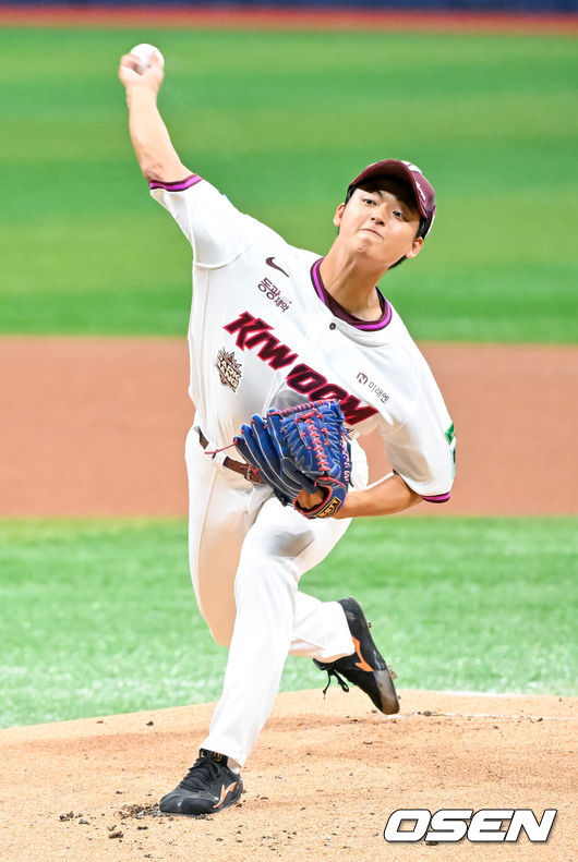 [OSEN=고척, 민경훈 기자] 26일 오후 서울 고척스카이돔에서 2026 신한 SOL KBO리그 키움 히어로즈와 삼성 라이온즈의 경기가 열렸다.이날 키움은 박준현을, 삼성은 장찬희를 선발투수로 내세운다.키움 선발 박준현이 힘차게 공을 뿌리고 있다. 2026.04.26 / rumi@osen.co.kr