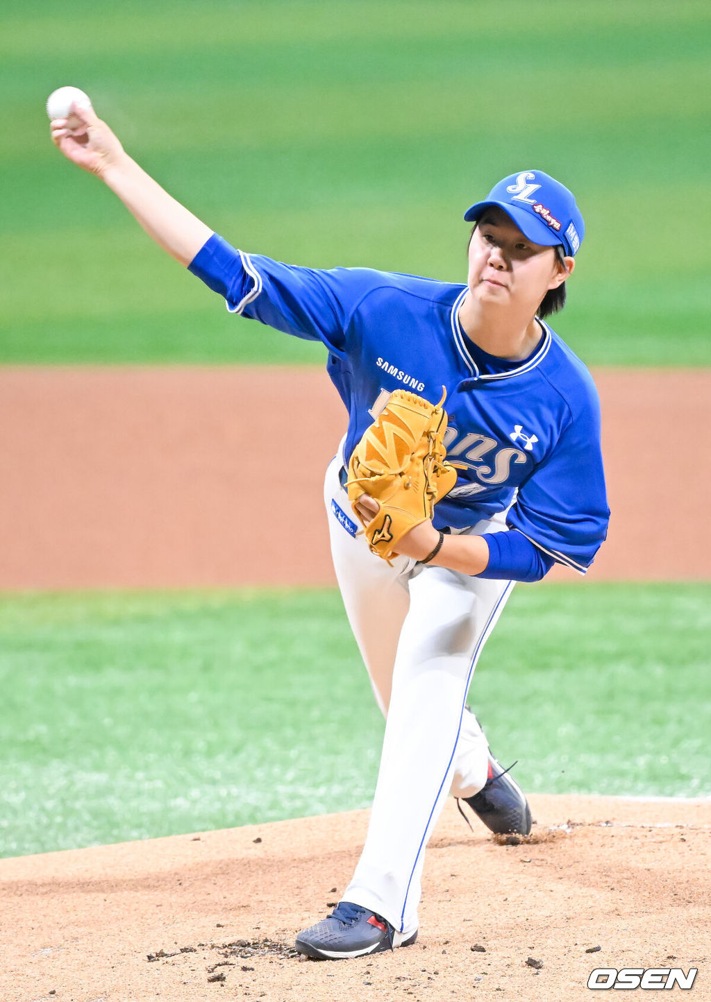 26일 오후 서울 고척스카이돔에서 2026 신한 SOL KBO리그 키움 히어로즈와 삼성 라이온즈의 경기가 열렸다.이날 키움은 박준현을, 삼성은 장찬희를 선발투수로 내세운다.삼성 선발 장찬희가 마운드 위에서 힘차게 공을 뿌리고 있다. 2026.04.26 / rumi@osen.co.kr