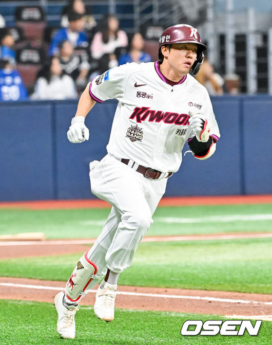 [OSEN=고척, 민경훈 기자] 26일 오후 서울 고척스카이돔에서 2026 신한 SOL KBO리그 키움 히어로즈와 삼성 라이온즈의 경기가 열렸다.이날 키움은 박준현을, 삼성은 장찬희를 선발투수로 내세운다.3회말 1사 주자 2루 키움 오선진이 좌중간 선취 1타점 적시 2루타를 때린 후 달려나가고 있다. 2026.04.26 / rumi@osen.co.kr