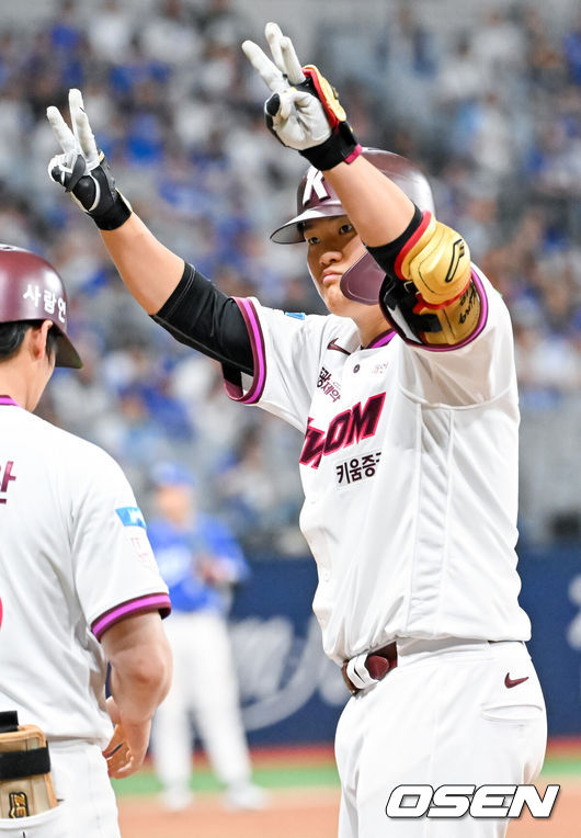 [OSEN=고척, 민경훈 기자] 26일 오후 서울 고척스카이돔에서 2026 신한 SOL KBO리그 키움 히어로즈와 삼성 라이온즈의 경기가 열렸다.이날 키움은 박준현을, 삼성은 장찬희를 선발투수로 내세운다.8회말 1사 주자 2루 키움 김건희가 중견수 앞 1타점 적시타를 때린 후 1루에서 기뻐하고 있다. 2026.04.26 / rumi@osen.co.kr