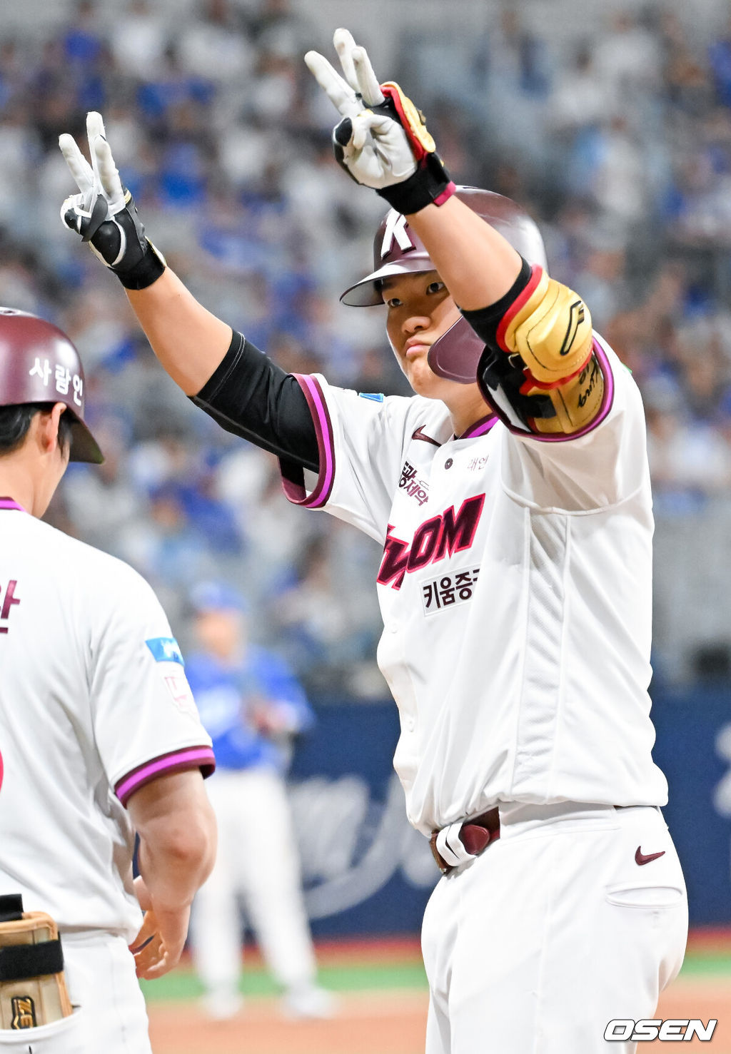 26일 오후 서울 고척스카이돔에서 2026 신한 SOL KBO리그 키움 히어로즈와 삼성 라이온즈의 경기가 열렸다.이날 키움은 박준현을, 삼성은 장찬희를 선발투수로 내세운다.8회말 1사 주자 2루 키움 김건희가 중견수 앞 1타점 적시타를 때린 후 1루에서 기뻐하고 있다. 2026.04.26 / rumi@osen.co.kr