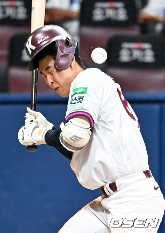 [OSEN=고척, 민경훈 기자] 26일 오후 서울 고척스카이돔에서 2026 신한 SOL KBO리그 키움 히어로즈와 삼성 라이온즈의 경기가 열렸다.이날 키움은 박준현을, 삼성은 장찬희를 선발투수로 내세운다.8회말 2사 주자 1루 키움 박수종이 타석에서 머리에 삼성 미야지가 던진 볼을 맞고 있다. 2026.04.26 / rumi@osen.co.kr