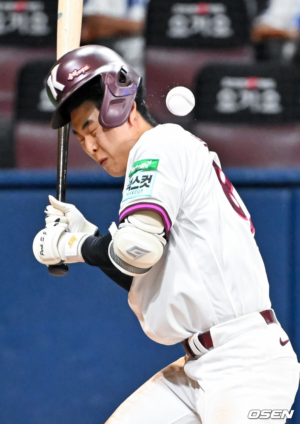 26일 오후 서울 고척스카이돔에서 2026 신한 SOL KBO리그 키움 히어로즈와 삼성 라이온즈의 경기가 열렸다.이날 키움은 박준현을, 삼성은 장찬희를 선발투수로 내세운다.8회말 2사 주자 1루 키움 박수종이 타석에서 머리에 삼성 미야지가 던진 볼을 맞고 있다. 2026.04.26 / rumi@osen.co.kr