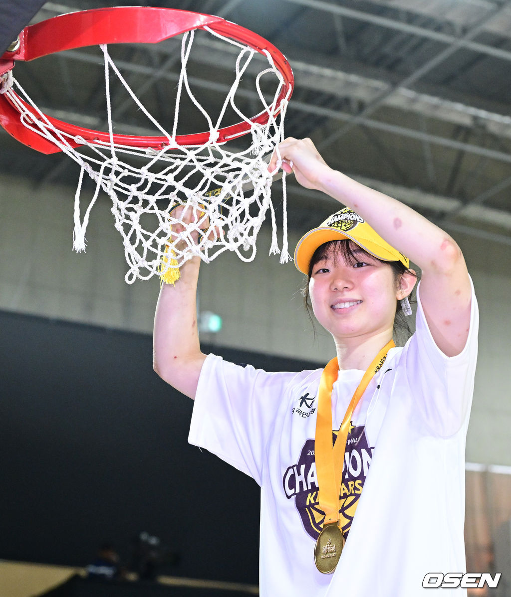 청주 KB스타즈가 4년 만에 통합 챔피언 달성에 성공했다. KB스타즈는 26일 용인체육관에서 개최된 BNK금융 2025-26 여자프로농구 챔피언결정전 3차전에서 용인 삼성생명을 80-65로 꺾고 3연승을 달렸다. 정규리그 챔피언 KB스타즈는 플레이오프 퍼펙트 6연승으로 통합 우승에 성공했다. KB스타즈는 구단통산 세 번째 통합우승 달성에 성공했다. MVP에 선정된 KB 허예은이 림 그물을 자르는 세리머니를 펼치고 있다. 2026.04.26 / dreamer@osen.co.kr