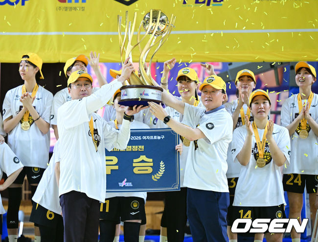 [OSEN=용인, 최규한 기자] 청주 KB스타즈가 4년 만에 통합 챔피언 달성에 성공했다.&nbsp;KB스타즈는 26일 용인체육관에서 개최된 BNK금융 2025-26 여자프로농구 챔피언결정전 3차전에서 용인 삼성생명을 80-65로 꺾고 3연승을 달렸다. 정규리그 챔피언 KB스타즈는 플레이오프 퍼펙트 6연승으로 통합 우승에 성공했다. KB스타즈는 구단통산 세 번째 통합우승 달성에 성공했다.&nbsp;김완수 감독과 이환주 구단주가 우승 트로피를 들어올리며 기뻐하고 있다. 2026.04.26 / dreamer@osen.co.kr