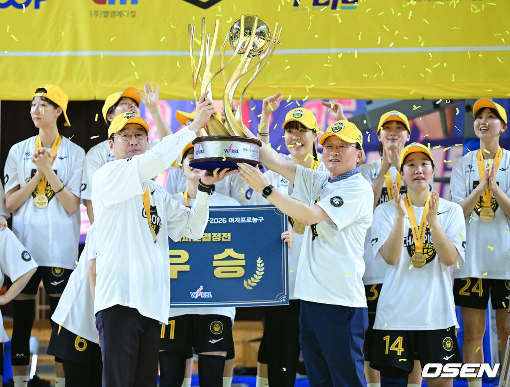 청주 KB스타즈가 4년 만에 통합 챔피언 달성에 성공했다. KB스타즈는 26일 용인체육관에서 개최된 BNK금융 2025-26 여자프로농구 챔피언결정전 3차전에서 용인 삼성생명을 80-65로 꺾고 3연승을 달렸다. 정규리그 챔피언 KB스타즈는 플레이오프 퍼펙트 6연승으로 통합 우승에 성공했다. KB스타즈는 구단통산 세 번째 통합우승 달성에 성공했다. 김완수 감독과 이환주 구단주가 우승 트로피를 들어올리며 기뻐하고 있다. 2026.04.26 / dreamer@osen.co.kr